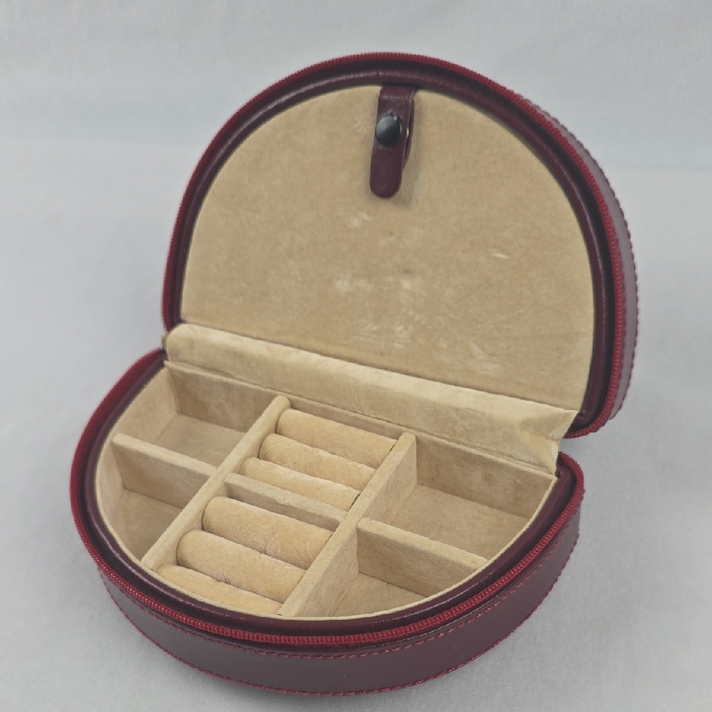 Vintage Wolf Designs Genuine Leather Jewlery Travel Case Necklace Rings Storage